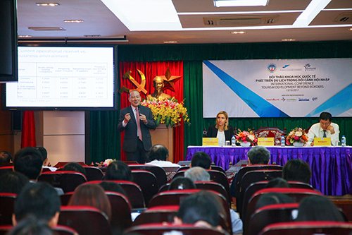 PGS.TS. Phạm Trương Hoàng - Trưởng Khoa Du lịch và Khách sạn trình bày tại hội thảo